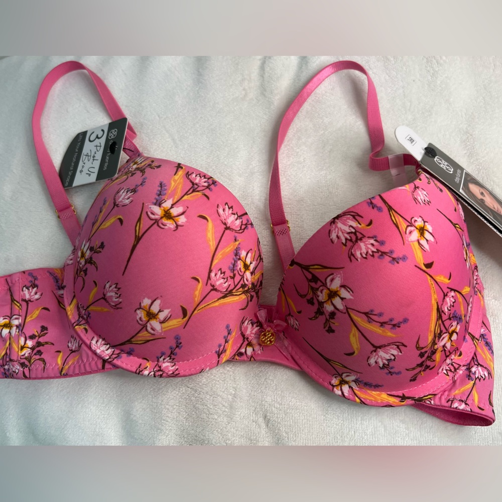 New Daisy Fuentes Size 36B Bra
